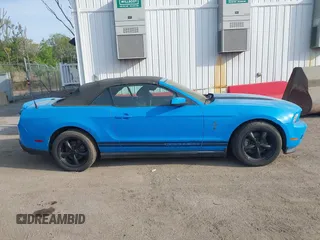 2011 Ford Mustang V6 z VIN 1ZVBP8EM4B5110048, wystawiony jako IAAI lot #42104845 z przebiegiem 141 294 mil mil oraz . Historia ofert i sprzedaży dostępna na DreamBid. Obrazek 13.