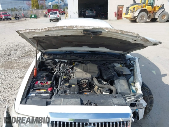 2010 Mercury Grand Marquis LS z VIN 2MEBM7FV7AX611959, wystawiony jako IAAI lot #41980176 z przebiegiem 112 885 mil mil oraz . Historia ofert i sprzedaży dostępna na DreamBid. Obrazek 10.