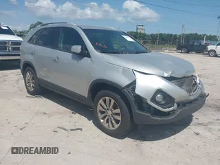 2011 Kia Sorento EX z VIN 5XYKU4A29BG091481, wystawiony jako IAAI lot #42449770 z przebiegiem 152 319 mil mil oraz . Historia ofert i sprzedaży dostępna na DreamBid. Obrazek 1.