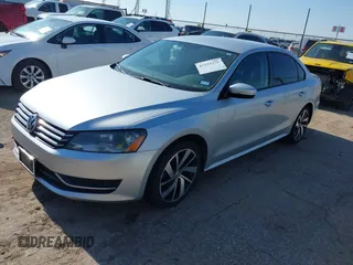 2014 Volkswagen Passat Wolfsburg Edition z VIN 1VWAS7A39EC068493, wystawiony jako IAAI lot #42225256 z przebiegiem 183 853 mil mil oraz . Historia ofert i sprzedaży dostępna na DreamBid. Obrazek 2.