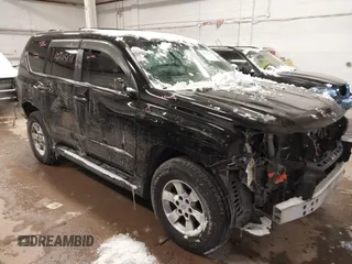 2013 Lexus GX 460 Premium z VIN JTJJM7FX4D5057460, wystawiony jako IAAI lot #41315131 z przebiegiem 200 529 mil mil oraz . Historia ofert i sprzedaży dostępna na DreamBid. Obrazek 1.