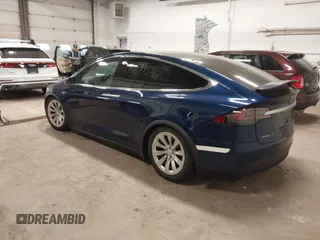 2016 Tesla Model X 70D z VIN 5YJXCBE27GF012024, wystawiony jako IAAI lot #41799547 z przebiegiem Nie podano mil oraz . Historia ofert i sprzedaży dostępna na DreamBid. Obrazek 3.