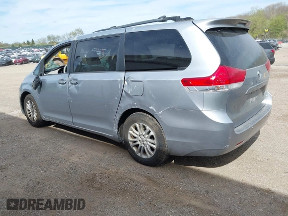 2012 Toyota Sienna XLE AAS z VIN 5TDYK3DC2CS233687, wystawiony jako IAAI lot #42148156 z przebiegiem 147 499 mil mil oraz . Historia ofert i sprzedaży dostępna na DreamBid. Obrazek 3.