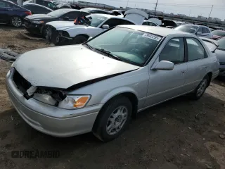 2000 Toyota Camry LE z VIN 4T1BF22K9YU112121, wystawiony jako Copart lot #49682295 z przebiegiem 241 554 mil mil oraz Szkoda całkowita • Salvage title. Historia ofert i sprzedaży dostępna na DreamBid. Obrazek 1.