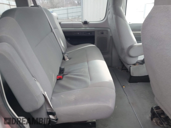 2010 Ford Econoline Passenger XL z VIN 1FBNE3BLXADA77764, wystawiony jako IAAI lot #41457598 z przebiegiem 212 112 mil mil oraz . Historia ofert i sprzedaży dostępna na DreamBid. Obrazek 8.
