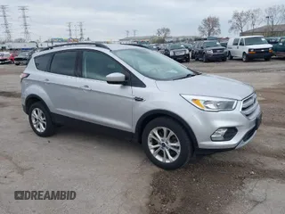 2018 Ford Escape SE z VIN 1FMCU9GD0JUA32547, wystawiony jako IAAI lot #42081232 z przebiegiem 61 349 mil mil oraz . Historia ofert i sprzedaży dostępna na DreamBid. Obrazek 1.
