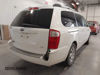 2008 Kia Sedona LX with VIN KNDMB233086197631, listed as a IAAI auction lot 42199325 with 134,130 mi miles and . Bid and sale history available at carsss.com. Image 4.