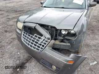2008 Chrysler 300 Touring z VIN 2C3LA53G08H165266, wystawiony jako IAAI lot #42219596 z przebiegiem 119 141 mil mil oraz . Historia ofert i sprzedaży dostępna na DreamBid. Obrazek 6.
