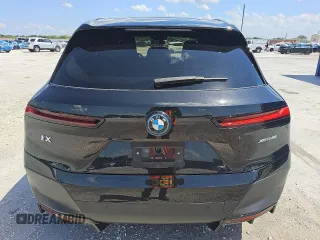 2025 BMW iX xDrive50 z VIN WB523CF07SCS14148, wystawiony jako Copart lot #56604525 z przebiegiem 15 821 mil mil oraz Tytuł czysty. Historia ofert i sprzedaży dostępna na DreamBid. Obrazek 6.