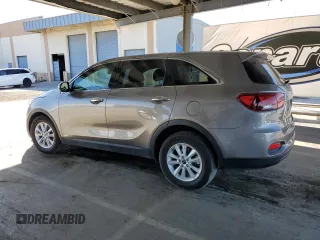 2019 Kia Sorento LX z VIN 5XYPGDA59KG463392, wystawiony jako Copart lot #54970245 z przebiegiem 99 576 mil mil oraz Szkoda całkowita • Salvage title. Historia ofert i sprzedaży dostępna na DreamBid. Obrazek 2.
