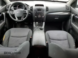 2012 Kia Sorento LX z VIN 5XYKTDA6XCG231139, wystawiony jako Copart lot #60020885 z przebiegiem 228 037 mil mil oraz Czysty tytuł • Clean title. Historia ofert i sprzedaży dostępna na DreamBid. Obrazek 8.