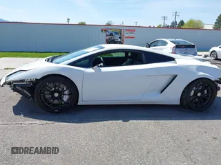 2009 Lamborghini Gallardo z VIN ZHWGU54T59LA07777, wystawiony jako IAAI lot #39749159 z przebiegiem 8730 mil mil oraz . Historia ofert i sprzedaży dostępna na DreamBid. Obrazek 15.
