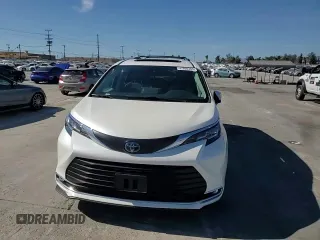 2021 Toyota Sienna XLE with VIN 5TDYRKEC2MS027386, listed as a Copart auction lot 47800305 with 56,000 mi miles and Salvage Title. Bid and sale history available at DreamBid. Image 12.
