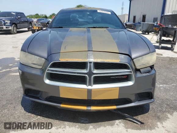 2013 Dodge Charger SE z VIN 2C3CDXBG0DH705519, wystawiony jako Copart lot #57070485 z przebiegiem 157 120 mil mil oraz Szkody całkowita. Historia ofert i sprzedaży dostępna na DreamBid. Obrazek 5.