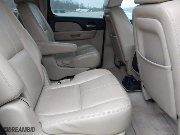 2007 Chevrolet Suburban LT with VIN 3GNFC16097G191395, listed as a IAAI auction lot 41683775 with 274,232 mi miles. Bid and sale history available at carsss.com. Image 8.