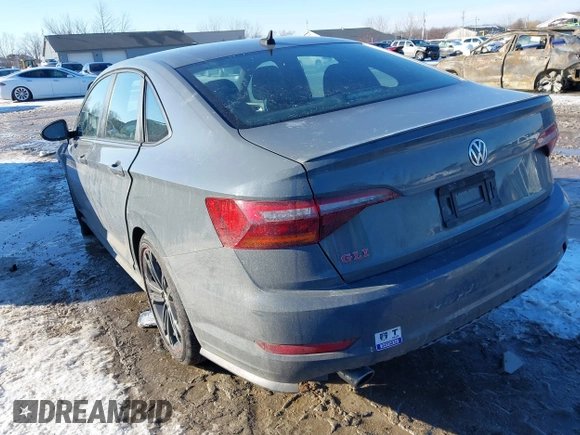 2019 Volkswagen Jetta GLI S z VIN 3VW6T7BU6KM209458, wystawiony jako IAAI lot #41334724 z przebiegiem 53 634 mil mil oraz . Historia ofert i sprzedaży dostępna na DreamBid. Obrazek 3.