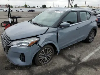 2024 Nissan Kicks SV z VIN 3N1CP5CV4RL502056, wystawiony jako Copart lot #55527755 z przebiegiem 9 018 mil mil oraz Szkoda całkowita • Salvage title. Historia ofert i sprzedaży dostępna na DreamBid. Obrazek 1.