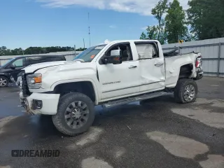 2017 GMC Sierra 2500HD Denali z VIN 1GT12UEY0HF216704, wystawiony jako Copart lot #56409765 z przebiegiem 111 525 mil mil oraz Szkoda całkowita • Salvage title. Historia ofert i sprzedaży dostępna na DreamBid. Obrazek 1.