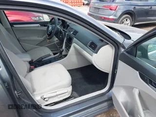 2017 Volkswagen Passat S z VIN 1VWAT7A32HC085122, wystawiony jako IAAI lot #42204880 z przebiegiem 61 935 mil mil oraz . Historia ofert i sprzedaży dostępna na DreamBid. Obrazek 5.