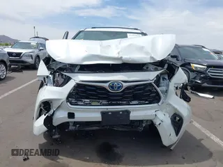 2021 Toyota Highlander Hybrid XLE z VIN 5TDHARAH4MS006945, wystawiony jako IAAI lot #42381038 z przebiegiem 68 276 mil mil oraz . Historia ofert i sprzedaży dostępna na DreamBid. Obrazek 6.