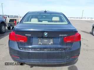 2016 BMW 3 Series 320i xDrive z VIN WBA8A3C50GK689560, wystawiony jako IAAI lot #41761594 z przebiegiem 86 453 mil mil oraz . Historia ofert i sprzedaży dostępna na DreamBid. Obrazek 16.