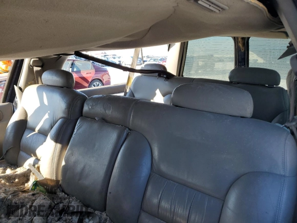 1996 Chevrolet Suburban z VIN 1GNFK16R0TJ417592, wystawiony jako Copart lot #42424015 z przebiegiem 238 536 mil mil oraz Czysty tytuł • Clean title. Historia ofert i sprzedaży dostępna na DreamBid. Obrazek 10.