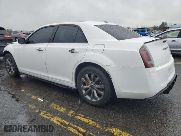 2014 Chrysler 300 S z VIN 2C3CCAGG1EH241876, wystawiony jako Copart lot #57965795 z przebiegiem 129 612 mil mil oraz Szkoda całkowita • Salvage title. Historia ofert i sprzedaży dostępna na DreamBid. Obrazek 2.