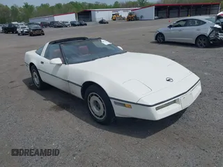 1985 Chevrolet Corvette z VIN 1G1YY0785F5139682, wystawiony jako IAAI lot #42097588 z przebiegiem 10 669 mil mil oraz . Historia ofert i sprzedaży dostępna na DreamBid. Obrazek 1.