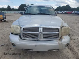 2005 Dodge Dakota SLT z VIN 1D7HW48K85S226691, wystawiony jako Copart lot #59007185 z przebiegiem Nie podano mil oraz Czysty tytuł • Clean title. Historia ofert i sprzedaży dostępna na DreamBid. Obrazek 5.