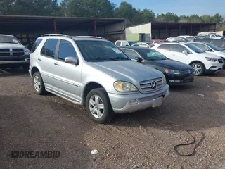 2005 Mercedes-Benz M 500 z VIN 4JGAB75E25A533783, wystawiony jako IAAI lot #41668102 z przebiegiem 338 998 mil mil oraz . Historia ofert i sprzedaży dostępna na DreamBid. Obrazek 1.