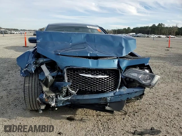 2020 Chrysler 300 S z VIN 2C3CCABT3LH222084, wystawiony jako Copart lot #85189304 z przebiegiem Nie podano mil oraz Szkody całkowita. Historia ofert i sprzedaży dostępna na DreamBid. Obrazek 10.