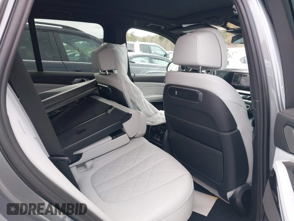 2024 BMW X5 xDrive40i z VIN 5UX23EU06R9S09659, wystawiony jako IAAI lot #41444238 z przebiegiem 26 923 mil mil oraz . Historia ofert i sprzedaży dostępna na DreamBid. Obrazek 8.