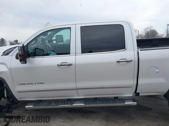 2018 GMC Sierra 2500HD Denali z VIN 1GT12UEY3JF229968, wystawiony jako IAAI lot #41679262 z przebiegiem 126 946 mil mil oraz . Historia ofert i sprzedaży dostępna na DreamBid. Obrazek 14.