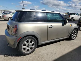 2010 MINI Hardtop z VIN WMWMF3C53ATZ63755, wystawiony jako Copart lot #49038975 z przebiegiem 104 080 mil mil oraz Szkody całkowita. Historia ofert i sprzedaży dostępna na DreamBid. Obrazek 3.