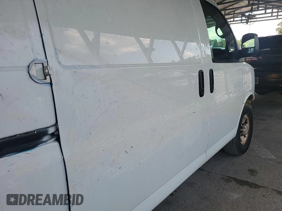 2012 Chevrolet Express Cargo z VIN 1GCWGFCAXC1173617, wystawiony jako IAAI lot #42561444 z przebiegiem 178 334 mil mil oraz . Historia ofert i sprzedaży dostępna na DreamBid. Obrazek 3.