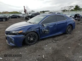 2023 Toyota Camry SE z VIN 4T1T11BK9PU076975, wystawiony jako Copart lot #69562413 z przebiegiem 17 735 mil mil oraz Nie do naprawy • Non repairable. Historia ofert i sprzedaży dostępna na DreamBid. Obrazek 1.