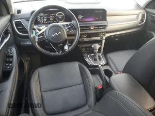 2024 Kia Seltos EX z VIN KNDER2AA2R7606483, wystawiony jako Copart lot #86701254 z przebiegiem 15 965 mil mil oraz Szkoda całkowita • Salvage title. Historia ofert i sprzedaży dostępna na DreamBid. Obrazek 8.