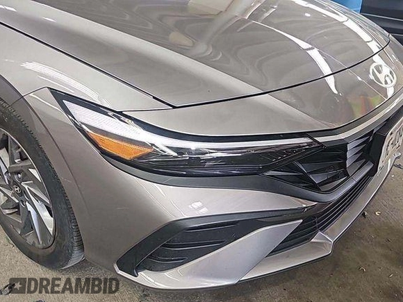2024 Hyundai Elantra SEL z VIN KMHLM4DG8RU636246, wystawiony jako IAAI lot #42808858 z przebiegiem 37 872 mil mil oraz . Historia ofert i sprzedaży dostępna na DreamBid. Obrazek 4.