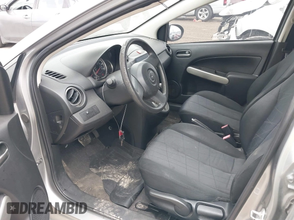 2013 Mazda 2 Sport z VIN JM1DE1KZ5D0164340, wystawiony jako IAAI lot #42280453 z przebiegiem 132 100 mil mil oraz . Historia ofert i sprzedaży dostępna na DreamBid. Obrazek 5.