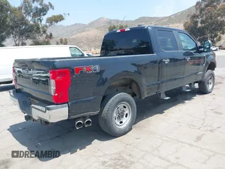 2020 Ford F-250 XL z VIN 1FT7W2BTXLEE69524, wystawiony jako IAAI lot #42155494 z przebiegiem 123 115 mil mil oraz . Historia ofert i sprzedaży dostępna na DreamBid. Obrazek 4.
