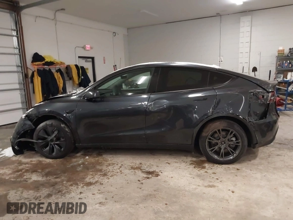 2025 Tesla Model Y Long Range z VIN 7SAYGDED3SF269554, wystawiony jako IAAI lot #41363465 z przebiegiem 883 mil mil oraz . Historia ofert i sprzedaży dostępna na DreamBid. Obrazek 14.