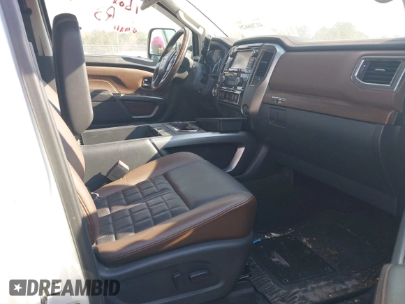 2016 Nissan Titan Platinum Reserve z VIN 1N6BA1F22GN509568, wystawiony jako IAAI lot #41766629 z przebiegiem 94 991 mil mil oraz . Historia ofert i sprzedaży dostępna na DreamBid. Obrazek 5.