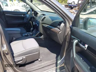 2012 Kia Sorento LX z VIN 5XYKT3A6XCG199254, wystawiony jako IAAI lot #42199700 z przebiegiem 257 644 mil mil oraz . Historia ofert i sprzedaży dostępna na DreamBid. Obrazek 5.