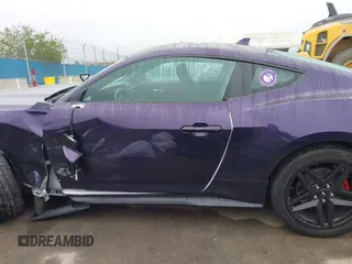 2024 Ford Mustang EcoBoost z VIN 1FA6P8TH4R5118287, wystawiony jako IAAI lot #41879332 z przebiegiem 18 301 mil mil oraz . Historia ofert i sprzedaży dostępna na DreamBid. Obrazek 14.