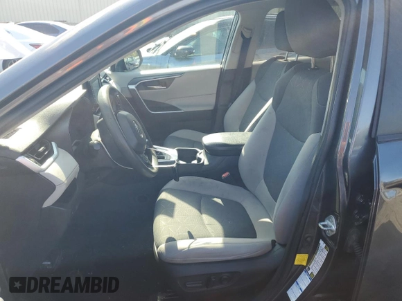 2020 Toyota RAV4 XLE z VIN 2T3P1RFV7LC097508, wystawiony jako Copart lot #56214145 z przebiegiem 90 074 mil mil oraz Szkoda całkowita • Salvage title. Historia ofert i sprzedaży dostępna na DreamBid. Obrazek 7.