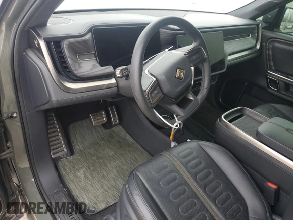 2022 Rivian R1T Launch Edition z VIN 7FCTGAAL2NN000433, wystawiony jako Copart lot #46680705 z przebiegiem Nie podano mil oraz Szkody całkowita. Historia ofert i sprzedaży dostępna na DreamBid. Obrazek 8.
