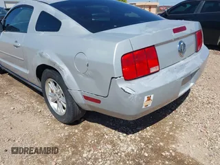 2007 Ford Mustang Deluxe with VIN 1ZVFT80NX75361371, listed as a IAAI auction lot 41981862 with 137,170 mi miles. Bid and sale history available at carsss.com. Image 6.