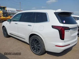 2022 Cadillac XT6 Premium Luxury z VIN 1GYKPCRS2NZ127050, wystawiony jako IAAI lot #42072418 z przebiegiem 31 165 mil mil oraz . Historia ofert i sprzedaży dostępna na DreamBid. Obrazek 3.