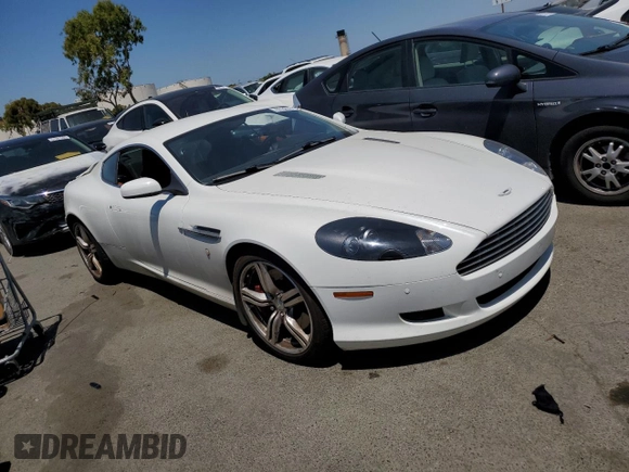 2009 Aston Martin DB9 z VIN SCFAD01E59GA10941, wystawiony jako Copart lot #57220313 z przebiegiem 24 818 mil mil oraz . Historia ofert i sprzedaży dostępna na DreamBid. Obrazek 4.