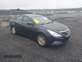 2013 Hyundai Sonata GLS z VIN 5NPEB4AC1DH779594, wystawiony jako IAAI lot #42331658 z przebiegiem 101 747 mil mil oraz . Historia ofert i sprzedaży dostępna na DreamBid. Obrazek 1.